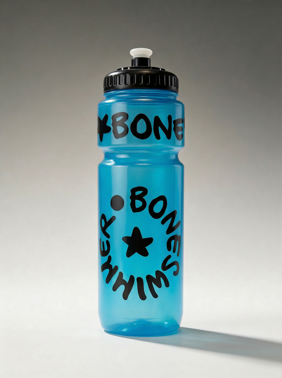Sporttrinkflasche 750 ml mit Trinkverschluss — BONESWIMMER Hellblau transparent, Logo Schwarz