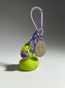 Charm portachiavi Duck Psycho con Badge — Verde Lime / Viola